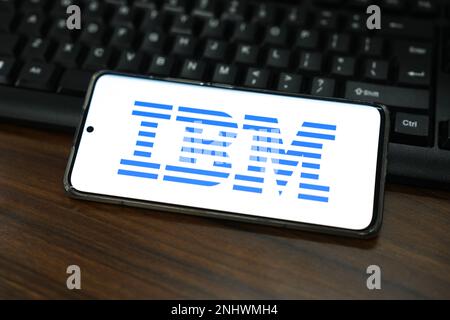 China. 22. Februar 2023. In dieser Fotoabbildung wird ein IBM-Logo (International Business Machines) auf dem Bildschirm eines Smartphones angezeigt. (Foto: Sheldon Cooper/SOPA Images/Sipa USA) Guthaben: SIPA USA/Alamy Live News Stockfoto