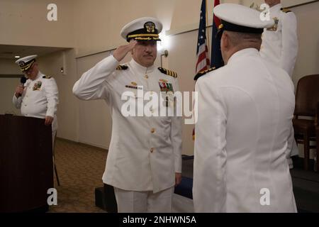 ASAN, Guam (4. August 2022) – Kapitän Troy Brown übernimmt das Kommando über Naval Facilities Engineering Systems Command (NAVFAC) Marianas von Kapitän Tim Liberatore während einer Zeremonie zum Kommandowechsel in Asan, Guam, 4. August. Stockfoto