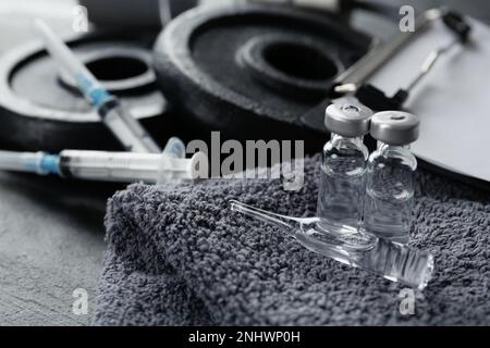 Verschiedene Drogen und Sportgeräte auf dem Tisch, Nahaufnahme. Dopingkontrolle Stockfoto