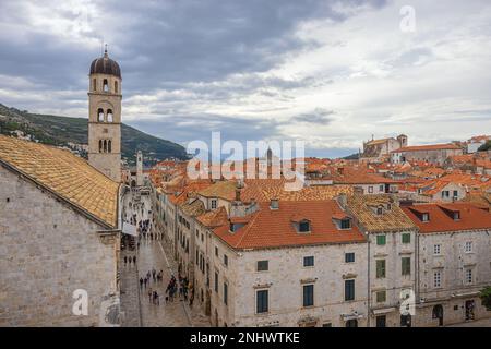 Editorial: DUBROVNIK, DALMATIEN, KROATIEN, 25. SEPTEMBER 2022 - Stradun oder Hauptstraße von Dubrovnik vom Pile Gate aus gesehen Stockfoto