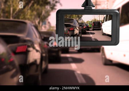 Moderne Armaturenbrett-Kamera im Auto, Sicht auf die Straße während der Fahrt Stockfoto