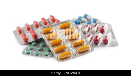 Stapel verschiedener Pillen in Blisterpackungen auf weißem Hintergrund Stockfoto