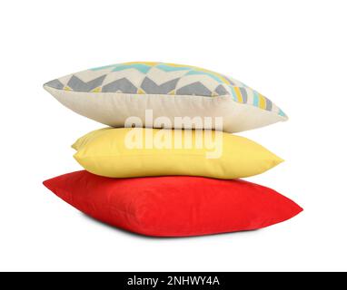 Stapel farbenfroher dekorativer Kissen auf weißem Hintergrund Stockfoto
