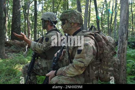 Der Offizier des Scout-Elements signalisiert seinen Soldaten vom Hauptquartier und Hauptquartier Kompanie, 1. Bataillon, 110. Infanterie-Regiment, 2. Infanterie-Brigaden-Kampfteam, dass sie ihre Scout-Trainingsmission in Fort Indiantown Gap, Pa, am 3. August 2022 beginnen. Die Pfadfindersoldaten entwickelten ihre Kommunikationsfähigkeiten und ihre Ärsche, als sie auf ihrer Mission in den Wald zogen Stockfoto