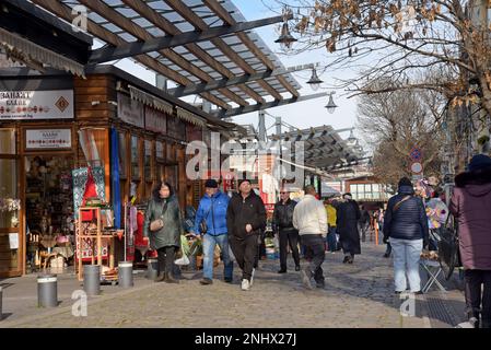 Leute, die Marktstände im Zhenski Pazar oder Ladies Bazaar, Sofia, Bulgarien, durchstöbern Stockfoto