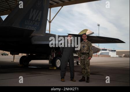 Air Vice-Marshal Paul Godfrey, Commander United Kingdom Space Command, steht für ein Bild mit Colonel Daniel J. Lehoski, Commander, United States Air Force Weapons School, Nellis Air Force Base, Nevada, 3. August 2022. Air Vice-Marshal Paul Godfrey ist der erste Befehlshaber des britischen Weltraumkommandos, der am 1. April 2021 am Royal Air Force High Wycombe aufstand. Eine gemeinsame Organisation, die sich aus allen drei Diensten sowie aus dem öffentlichen Dienst, der Industrie und der Wissenschaft zusammensetzt. Das Kommando ist für Operationen, Fähigkeiten und Ausbildung im Weltraum der Verteidigung zuständig. Stockfoto