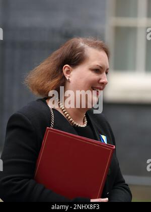 Downing Street, London, Großbritannien. 21. Februar 2023 Victoria Prentis, Generalstaatsanwalt geht nach dem wöchentlichen Kabinettsmeeting in Downing Street Nr. 10. Stockfoto