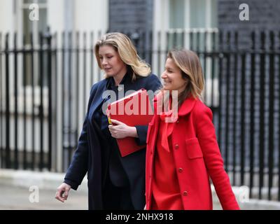 Downing Street, London, Großbritannien. 21. Februar 2023 Penny Mordaunt, Leiter des Unterhauses, und Lucy Frazer, Staatssekretärin für Kultur, Medien und Sport, verlassen das Kabinett nach der wöchentlichen Kabinettssitzung in Downing Street Nr. 10. Stockfoto