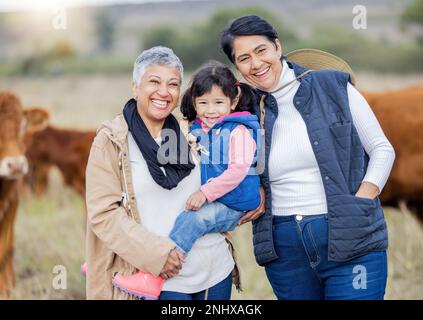 Farm, Landwirtschaft und Porträt von Großeltern mit Mädchen auf dem Land für Landwirtschaft, Viehzucht und Landwirtschaft. Nachhaltigkeit, Familie und Kind bei Kühen Stockfoto