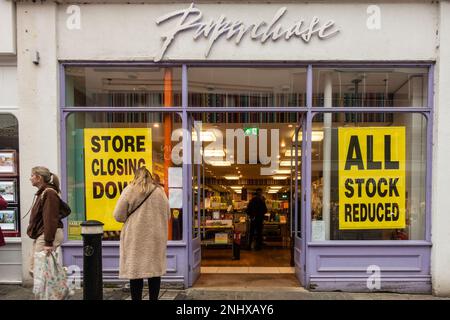 Februar 2023 - der Paperchase Store in der Peascod Street in Windsor schließt und verkauft aufgrund der Schließung der Kette alle Bestände. Stockfoto