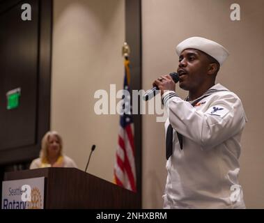 Musikerin der 3. Klasse Jessie Nunn, der Navy Band Northwest angeschlossen ist, singt die Nationalhymne im Seafair 4-Rotary Lunch als Teil der Fleet Week Seattle, August 3 2022. Die Flottenwoche Seattle ist eine feierliche Feier der Seeverkehrsdienste und bietet den Bürgern Washingtons die Gelegenheit, Matrosen, Marines und Küstenwachmänner zu treffen und die neuesten Fähigkeiten der heutigen Seeverkehrsdienste aus erster Hand zu erleben. Stockfoto