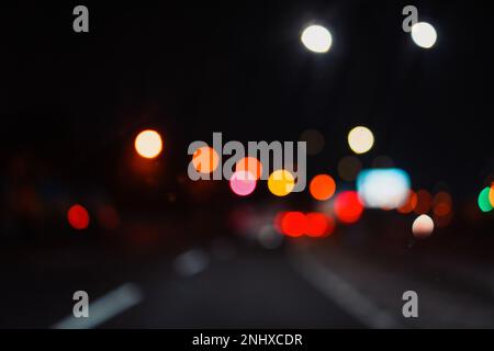 Foto weichzeichnen. Fahrzeugscheinwerfer Kamera Bokeh Stockfoto