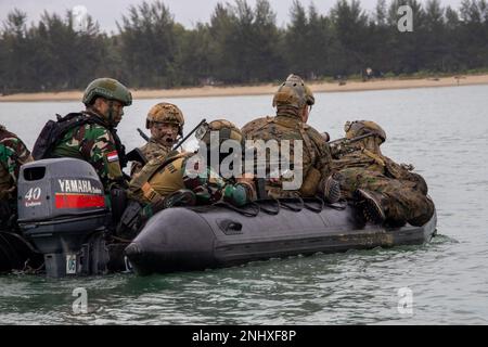 USA Marines und Matrosen mit der Marine Expeditionary Unit Maritime RAID Force von 31. führen einen amphibischen Angriff auf ein Kampfgummi-Raketenschiff zusammen mit Aufklärungsmarines von Dispen AL als Teil von Super Garuda Shield 22 auf Singkep Island, 3. August 2022, durch. Garuda Shield ist eine jährliche gemeinsame Übung der indonesischen Streitkräfte (TNI) und der USA Indo-Pacific Command, entwickelt zur Stärkung von Interoperabilität, Fähigkeiten, Vertrauen und Zusammenarbeit, aufgebaut auf jahrzehntelangen Erfahrungsaustausch. Die MEU von 31., die einzige fortlaufend vorbereitete MEU des Marinekorps, bietet Stockfoto