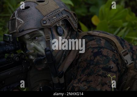 Eine US-Marine mit der Marine Expeditionary Unit Maritime RAID Force 31. stellt während eines amphibischen Angriffs als Teil des Super Garuda Shield 22 auf Singkep Island, 3. August 2022, Sicherheit ein. Garuda Shield ist eine jährliche gemeinsame und gemeinsame Übung zwischen den indonesischen Nationalen Streitkräften (TNI) und dem US-Indo-Pacific Command, die darauf ausgerichtet ist, Interoperabilität, Fähigkeiten, Vertrauen und Zusammenarbeit zu stärken, die über Jahrzehnte gemeinsamer Erfahrungen aufgebaut wurden. Die 31. MEU, die einzige kontinuierlich im Vorwärtslauf eingesetzte MEU des Marine Corps, stellt eine flexible und tödliche Streitmacht bereit, die eine breite Palette von militärischen Operatensoldaten durchführen kann Stockfoto