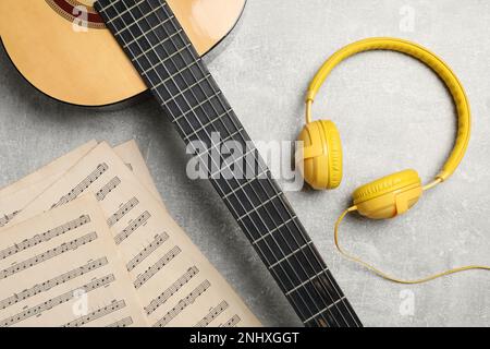 Komposition mit Gitarre- und Musikkommentaren auf einem hellen Tisch, flach liegend Stockfoto