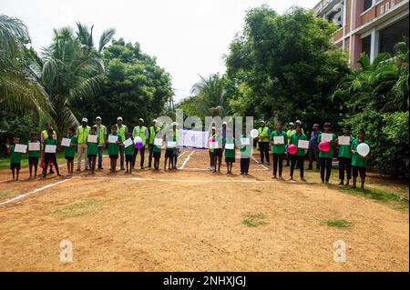 VISAKHAPATNAM, Indien (3. August 2022) – Kinder des staatlichen Heims für Jungen und Freiwillige der Ken Foundation begrüßen Seeleute, die dem Emory S. Land-Class-U-Boot-Tender USS Frank Cable (AS 40) zugeteilt wurden, zu einer Gemeindeveranstaltung während eines geplanten Hafenbesuchs in Visakhapatnam, Indien, 3. August 2022. Frank Cable ist derzeit auf Patrouille und führt expeditionäre Wartungs- und Logistikaufgaben im 7. Flottenbereich durch, um einen freien und offenen Indo-Pacific zu unterstützen. Stockfoto