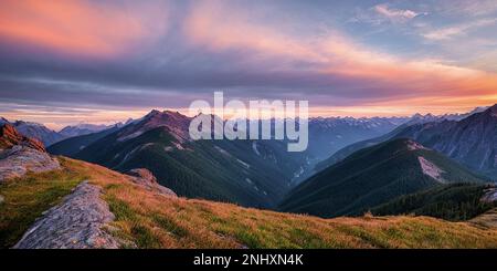 Das Panoramabild nimmt die atemberaubende Berglandschaft bei Sonnenuntergang auf, mit zerklüfteten Gipfeln, Reisedokumenten und atemberaubender Aussicht, die ein Gefühl der Ehrfurcht erweckt Stockfoto