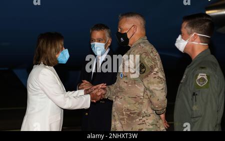 General Paul LaCamera, Kommandant des United Nations Command, des Combined Forces Command und der U.S. Forces Korea, begrüßt Nancy Pelosi, Nancy Pelosi, Sprecherin des US-Repräsentantenhauses, auf dem Luftwaffenstützpunkt Osan, Republik Korea, am 3. August 2022. Während des Besuchs in Korea traf sich die Delegation mit Kim Jin-pyo, dem Sprecher der koreanischen Nationalversammlung, und hochrangigen Vertretern der ROK, sprach mit dem Präsidenten der Republik Korea Yoon Suk-yeol, besichtigte den Gemeinsamen Sicherheitsbereich/die entmilitarisierte Zone, Und sprach mit den Dienstmitgliedern der JSA und des Osan Air Base. Dieser Besuch war Teil einer Delegation des Kongresses Stockfoto