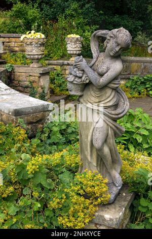 Die Statue einer klassischen griechischen Göttin im Statue Garden im Belvoir Castle, Leicestershire, England, Großbritannien Stockfoto