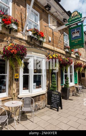 Wunderschöne Blumendekoration in Hängekörben und Fensterkästen vor dem Crown Inn im Juli, Uppingham, Rutland, England, Großbritannien Stockfoto