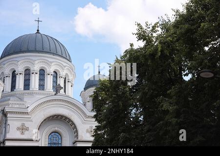 Dieses Foto zeigt die atemberaubende Vorderansicht der Kirche St. Michael der Erzengel in Kaunas, Litauen, mit den komplexen Details der Kirche Stockfoto