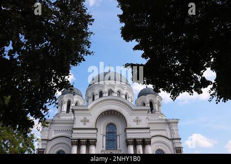 Dieses Foto zeigt die atemberaubende Vorderansicht der Kirche St. Michael der Erzengel in Kaunas, Litauen, mit den komplexen Details der Kirche Stockfoto