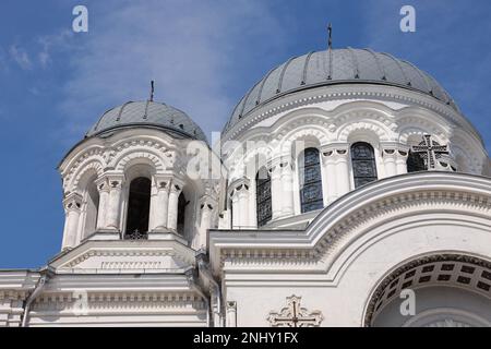 Dieses Foto zeigt einen atemberaubenden Blick auf die Kirche St. Michael der Erzengel in Kaunas, Litauen, mit einem atemberaubenden blauen Himmel als Kulisse. Die Stockfoto