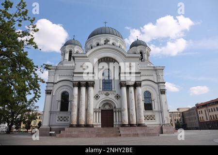 Dieses atemberaubende Stockfoto bietet einen Weitwinkelblick auf die Kirche St. Michael der Erzengel in Kaunas, Litauen. Das Foto zeigt den gesamten Umfang Stockfoto