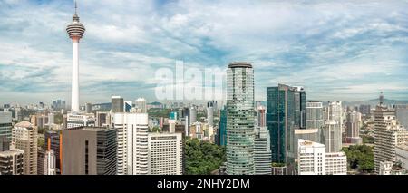 Kuala Lumpur, Malaysia - 22. Februar 2023: Panoramablick aus der Vogelperspektive auf das Stadtzentrum von Kuala Lumpur mit dem höchsten Wolkenkratzer. Stadtbild von Kuala Lumpur Stockfoto