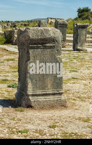 Inschrift auf einem Stein bei Volubilis in Marokko. Eine römische Stadt aus den Jahren 2. und 3. v. Chr., die 280 v. Chr. von den Römern verlassen wurde Stockfoto
