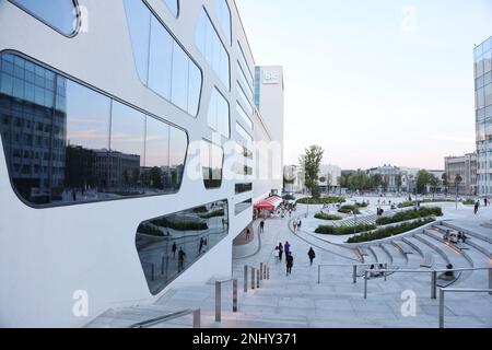 Dieses auffällige Foto zeigt die Essenz von Vienybės aikštė, einem der wichtigsten Plätze in Kaunas, Litauen. Das Foto zeigt ein modernes Gebäude Stockfoto