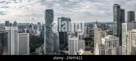 Kuala Lumpur, Malaysia - 22. Februar 2023: Panoramablick aus der Vogelperspektive auf das Stadtzentrum von Kuala Lumpur mit dem höchsten Wolkenkratzer. Stadtbild von Kuala Lumpur Stockfoto