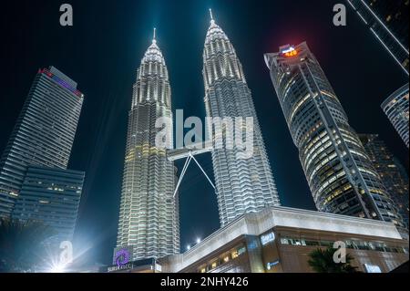 Kuala Lumpur, Malaysia - 22. Februar 2023: Nachtsicht auf Petronas Twin Tower KLCC attraktivster Ort in Malaysia. Nachthimmel mit höchsten Gebäuden. Stockfoto
