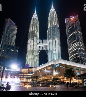 Kuala Lumpur, Malaysia - 22. Februar 2023: Nachtsicht auf Petronas Twin Tower KLCC attraktivster Ort in Malaysia. Nachthimmel mit höchsten Gebäuden. Stockfoto