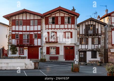 Fassaden typischer baskischer Häuser im touristischen Dorf Ainhoa, Frankreich, Gemeinde im französischen Baskenland Stockfoto