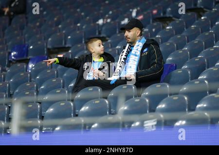 Frankfurt, Deutschland. 21. Februar 2023. Neapel-Fans Fußball : UEFA Champions League Runde 16 1.-teiliges Spiel zwischen Eintracht Frankfurt 0-2 SSC Neapel im Frankfurter Stadion . Kredit: Mutsu Kawamori/AFLO/Alamy Live News Stockfoto