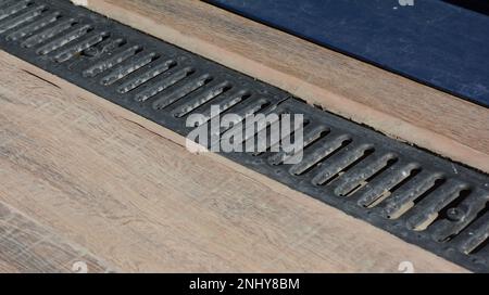 Abflusssystem für Balkonboden im Bau. Balkon des Hauses, Bodenabfluss in der Nähe. Stockfoto