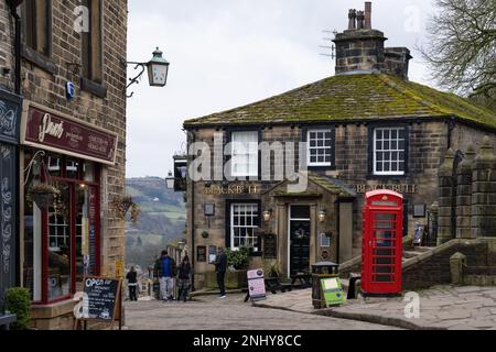 Haworth, West Yorkshire, Großbritannien. Der Gipfel der Main Street in Haworth. Haworth ist ein beliebtes Dorf, das berühmt ist als Heimat der Bronte Sisters Stockfoto