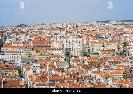 Die Stadtlandschaft von Lissabon kann man vom Schloss aus sehen Stockfoto