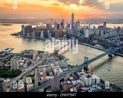 Manhatten Bridge, Brooklyn Bridge, Sonnenuntergang aus der Vogelperspektive über New York City Manhattan, New York, USA Stockfoto