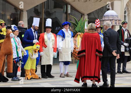 Ausgefallene Kostümkonkurrenten werden beim Shrove Tuesday Annual Inter Livery Pancake Race 2023 auf Guildhall Yard in The Square Mile, London, Großbritannien, bewertet Stockfoto