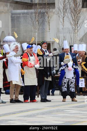 Das schrullige Pancake-Rennen der Inter Livery, veranstaltet von der Worshipful Company of Poulters, in Guildhall Yard, für Shrove Dienstag, 2023, in The Square Mile, London, Großbritannien Stockfoto