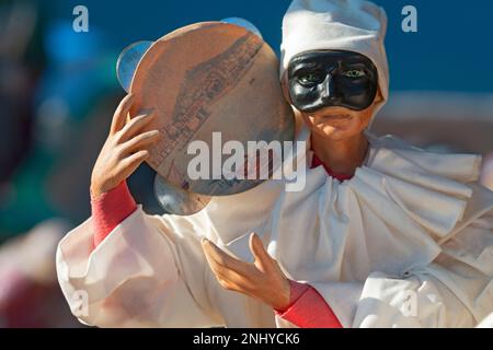 Pulcinella Traditional Neapolitan Mask singt und spielt Tamburin Stockfoto