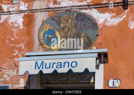 kunstwerke aus löwenmosaiken an der Wand des Fine Murano Glass Gebäudes in Murano, Venedig, Italien im Februar Stockfoto