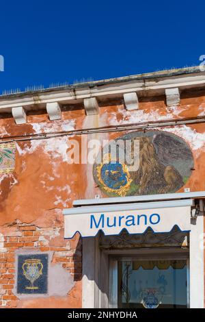 kunstwerke aus löwenmosaiken an der Wand des Fine Murano Glass Gebäudes in Murano, Venedig, Italien im Februar Stockfoto