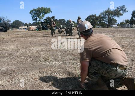 PORT HUENEME, Kalifornien (3. August 2022) Seabees messen die Standorte für Bauarbeiten während der Feldübungsübung (FTX) des mobilen Marinebataillons (NMCB) 18. Die FTX dient der Analyse der Baukapazitäten eines Bataillons, der Expeditionslogistik und der Kampfoperationen zur Unterstützung größerer Kampfeinsätze, der Katastrophenbewältigung und der humanitären Hilfe. Stockfoto