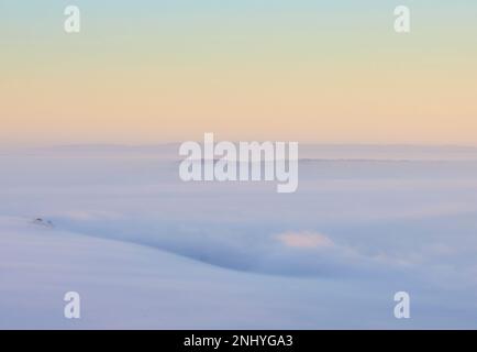 Der Nebel von Avalon, der durch die Landschaft von Glastonbury Tor, Glastonbury, Somerset rollt. Stockfoto