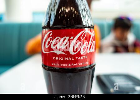 Nahansicht des Etiketts einer Coca-Cola-Flasche Stockfoto