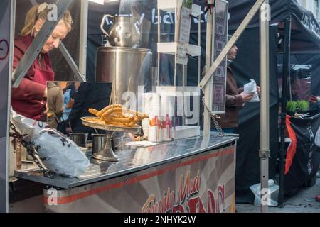 Ein Marktstand in der Peascod Street in Windsor, Großbritannien, der frisch gemachte Churros verkauft Stockfoto