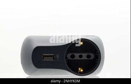 Schwarzer Netzadapter mit isolierter USB-Buchse auf weißem Hintergrund. Stockfoto